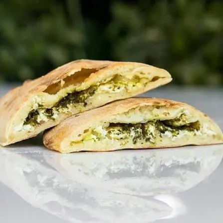 كالزوني لبنة وزعتر