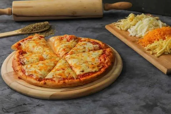 بيتزا أجبان موزاريلا 